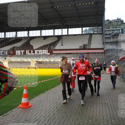 07.12.2025 - St. Pauli X-Mass-Run No. 15 Fabian Wolf http://msf.ph/oto/9399798 07.12.2025 11:02:58 Ziel 151, 160, 502, 574, 599, 602, 612, 875, 880, 953, 997, 1102, 1644, 1668, 1670, 4809 meine-sportfotos.de