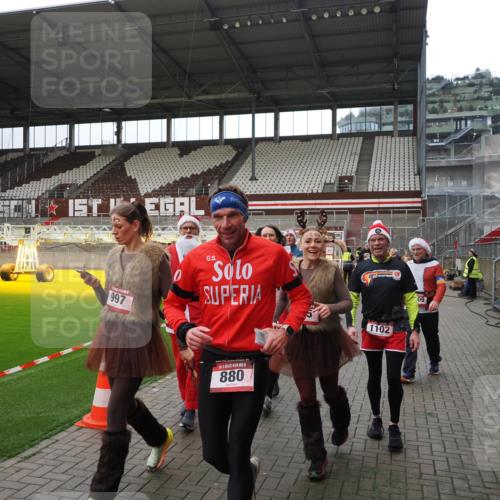 07.12.2025 - St. Pauli X-Mass-Run No. 15 Fabian Wolf http://msf.ph/oto/9399804 07.12.2025 11:03:00 Ziel 151, 160, 502, 574, 599, 602, 612, 875, 880, 953, 997, 1102, 1644, 1668, 1670, 4809 meine-sportfotos.de