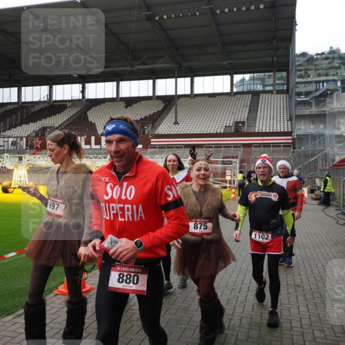 07.12.2025 - St. Pauli X-Mass-Run No. 15 Fabian Wolf http://msf.ph/oto/9399805 07.12.2025 11:03:00 Ziel 151, 160, 502, 574, 599, 602, 612, 875, 880, 953, 997, 1102, 1644, 1668, 1670, 4809 meine-sportfotos.de