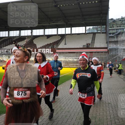 07.12.2025 - St. Pauli X-Mass-Run No. 15 Fabian Wolf http://msf.ph/oto/9399809 07.12.2025 11:03:01 Ziel 151, 160, 502, 574, 599, 602, 612, 875, 880, 953, 997, 1102, 1644, 1668, 1670, 4809 meine-sportfotos.de