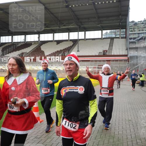 07.12.2025 - St. Pauli X-Mass-Run No. 15 Fabian Wolf http://msf.ph/oto/9399812 07.12.2025 11:03:02 Ziel 151, 160, 502, 574, 599, 602, 612, 875, 880, 953, 997, 1102, 1139, 1385, 1644, 1668, 1670, 4809 meine-sportfotos.de