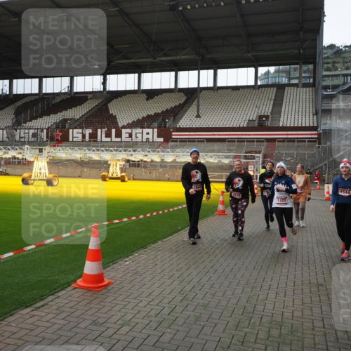 07.12.2025 - St. Pauli X-Mass-Run No. 15 Fabian Wolf http://msf.ph/oto/9399821 07.12.2025 11:03:08 Ziel 502, 599, 602, 612, 748, 875, 880, 953, 1102, 1139, 1199, 1385, 1644, 1668, 1670, 4809 meine-sportfotos.de