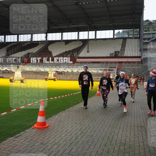 07.12.2025 - St. Pauli X-Mass-Run No. 15 Fabian Wolf http://msf.ph/oto/9399822 07.12.2025 11:03:08 Ziel 502, 599, 602, 612, 748, 875, 880, 953, 1102, 1139, 1199, 1385, 1644, 1668, 1670, 4809 meine-sportfotos.de