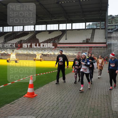 07.12.2025 - St. Pauli X-Mass-Run No. 15 Fabian Wolf http://msf.ph/oto/9399824 07.12.2025 11:03:08 Ziel 502, 599, 602, 612, 748, 875, 880, 953, 1102, 1139, 1199, 1385, 1644, 1668, 1670, 4809 meine-sportfotos.de
