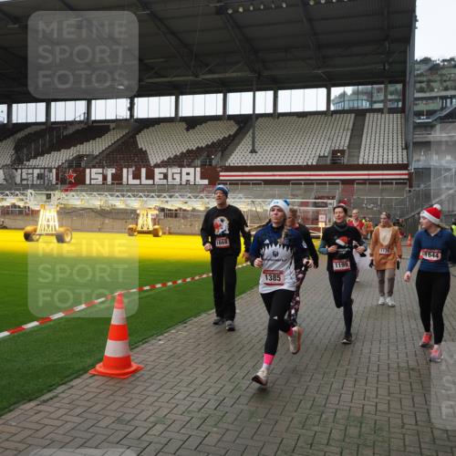 07.12.2025 - St. Pauli X-Mass-Run No. 15 Fabian Wolf http://msf.ph/oto/9399826 07.12.2025 11:03:09 Ziel 502, 599, 602, 612, 748, 875, 880, 953, 1102, 1139, 1199, 1385, 1644, 1668, 1670, 4809 meine-sportfotos.de