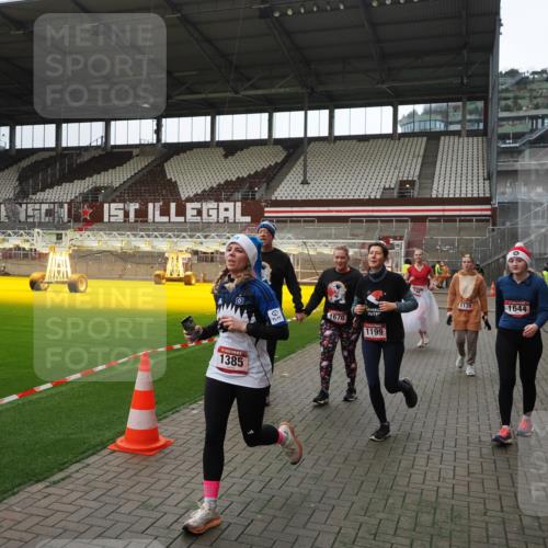 07.12.2025 - St. Pauli X-Mass-Run No. 15 Fabian Wolf http://msf.ph/oto/9399828 07.12.2025 11:03:09 Ziel 502, 599, 602, 612, 748, 875, 880, 953, 1102, 1139, 1199, 1385, 1644, 1668, 1670, 4809 meine-sportfotos.de