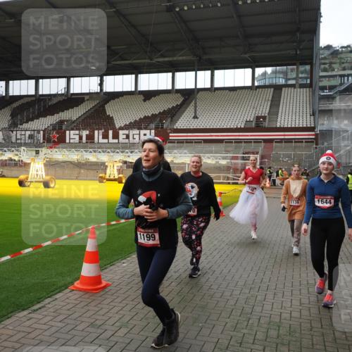 07.12.2025 - St. Pauli X-Mass-Run No. 15 Fabian Wolf http://msf.ph/oto/9399832 07.12.2025 11:03:10 Ziel 599, 602, 612, 748, 853, 875, 1139, 1199, 1385, 1644, 1668, 1670, 4809 meine-sportfotos.de