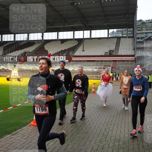 07.12.2025 - St. Pauli X-Mass-Run No. 15 Fabian Wolf http://msf.ph/oto/9399833 07.12.2025 11:03:10 Ziel 599, 602, 612, 748, 853, 875, 1139, 1199, 1385, 1644, 1668, 1670, 4809 meine-sportfotos.de