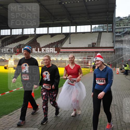 07.12.2025 - St. Pauli X-Mass-Run No. 15 Fabian Wolf http://msf.ph/oto/9399839 07.12.2025 11:03:11 Ziel 599, 602, 612, 748, 853, 1139, 1199, 1385, 1644, 1668, 1670, 4809 meine-sportfotos.de