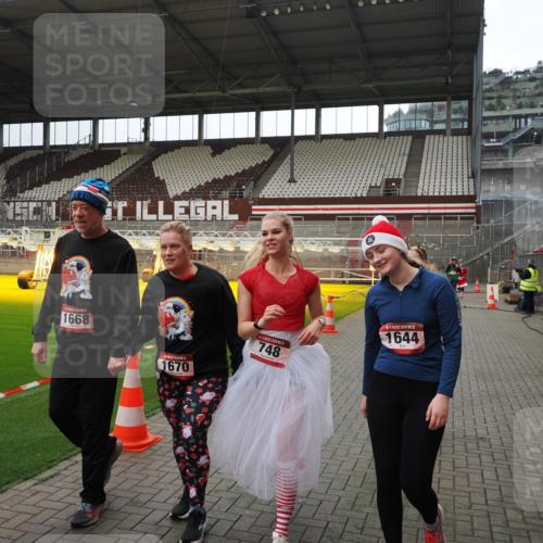 07.12.2025 - St. Pauli X-Mass-Run No. 15 Fabian Wolf http://msf.ph/oto/9399840 07.12.2025 11:03:12 Ziel 61, 599, 602, 612, 748, 853, 1139, 1199, 1385, 1644, 1668, 1670, 4809 meine-sportfotos.de