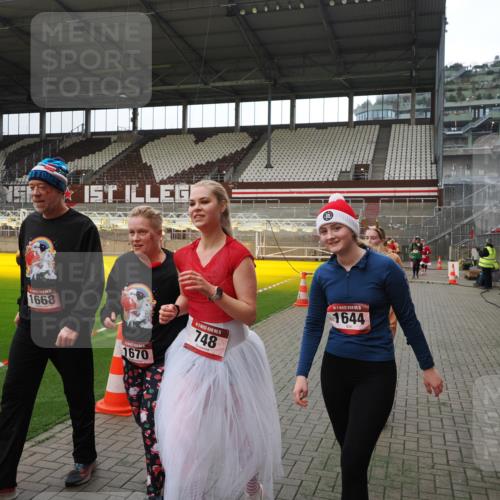 07.12.2025 - St. Pauli X-Mass-Run No. 15 Fabian Wolf http://msf.ph/oto/9399841 07.12.2025 11:03:12 Ziel 61, 599, 602, 612, 748, 853, 1139, 1199, 1385, 1644, 1668, 1670, 4809 meine-sportfotos.de