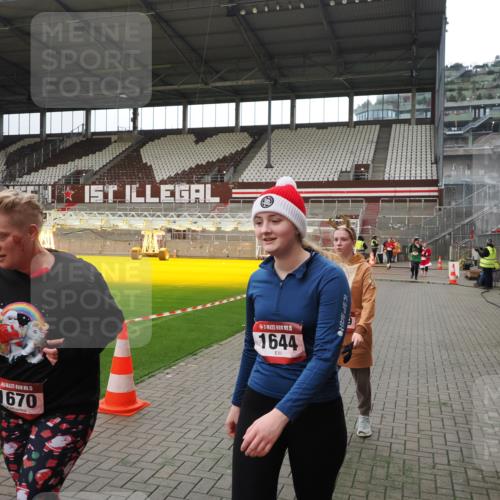 07.12.2025 - St. Pauli X-Mass-Run No. 15 Fabian Wolf http://msf.ph/oto/9399844 07.12.2025 11:03:12 Ziel 61, 599, 602, 612, 748, 853, 1139, 1199, 1385, 1644, 1668, 1670, 4809 meine-sportfotos.de