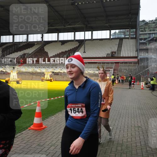 07.12.2025 - St. Pauli X-Mass-Run No. 15 Fabian Wolf http://msf.ph/oto/9399845 07.12.2025 11:03:13 Ziel 61, 64, 599, 748, 853, 1139, 1199, 1385, 1644, 1668, 1670, 1850 meine-sportfotos.de