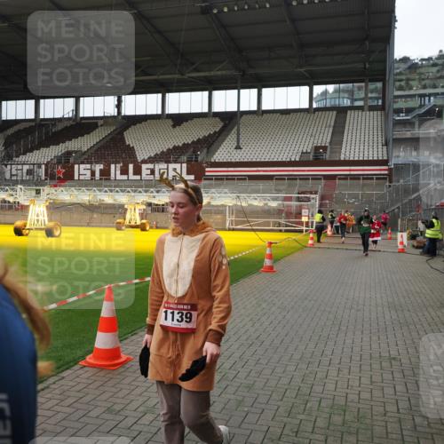 07.12.2025 - St. Pauli X-Mass-Run No. 15 Fabian Wolf http://msf.ph/oto/9399850 07.12.2025 11:03:14 Ziel 61, 64, 748, 853, 1139, 1199, 1385, 1644, 1668, 1670, 1850 meine-sportfotos.de