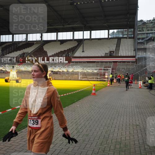 07.12.2025 - St. Pauli X-Mass-Run No. 15 Fabian Wolf http://msf.ph/oto/9399852 07.12.2025 11:03:14 Ziel 61, 64, 748, 853, 1139, 1199, 1385, 1644, 1668, 1670, 1850 meine-sportfotos.de