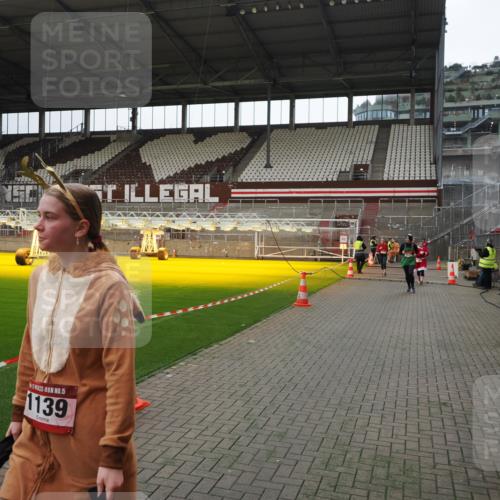 07.12.2025 - St. Pauli X-Mass-Run No. 15 Fabian Wolf http://msf.ph/oto/9399853 07.12.2025 11:03:14 Ziel 61, 64, 748, 853, 1139, 1199, 1385, 1644, 1668, 1670, 1850 meine-sportfotos.de
