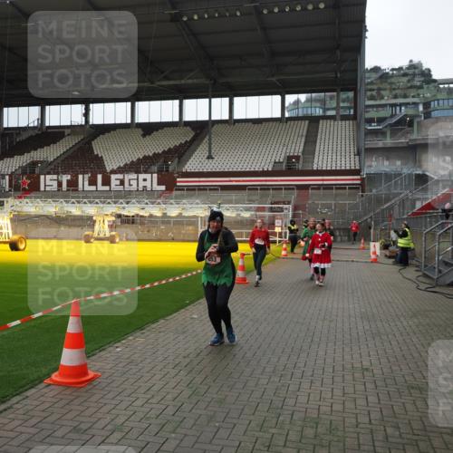 07.12.2025 - St. Pauli X-Mass-Run No. 15 Fabian Wolf http://msf.ph/oto/9399856 07.12.2025 11:03:18 Ziel 61, 64, 186, 748, 853, 1139, 1199, 1385, 1644, 1668, 1670, 1850 meine-sportfotos.de