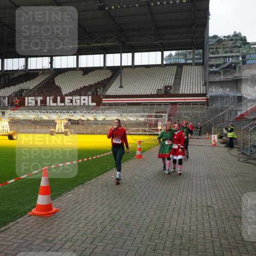 07.12.2025 - St. Pauli X-Mass-Run No. 15 Fabian Wolf http://msf.ph/oto/9399864 07.12.2025 11:03:21 Ziel 61, 64, 186, 748, 853, 1139, 1199, 1385, 1850 meine-sportfotos.de
