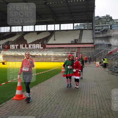 07.12.2025 - St. Pauli X-Mass-Run No. 15 Fabian Wolf http://msf.ph/oto/9399870 07.12.2025 11:03:23 Ziel 61, 64, 102, 109, 186, 748, 853, 1199, 1850 meine-sportfotos.de