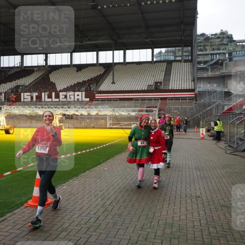 07.12.2025 - St. Pauli X-Mass-Run No. 15 Fabian Wolf http://msf.ph/oto/9399871 07.12.2025 11:03:23 Ziel 61, 64, 102, 109, 186, 748, 853, 1199, 1850 meine-sportfotos.de
