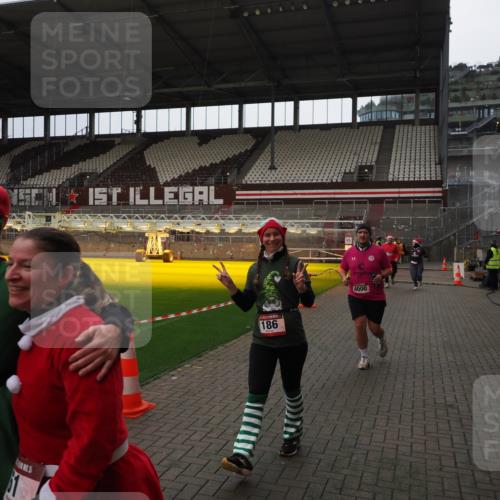 07.12.2025 - St. Pauli X-Mass-Run No. 15 Fabian Wolf http://msf.ph/oto/9399887 07.12.2025 11:03:26 Ziel 61, 64, 102, 109, 186, 853, 1850 meine-sportfotos.de