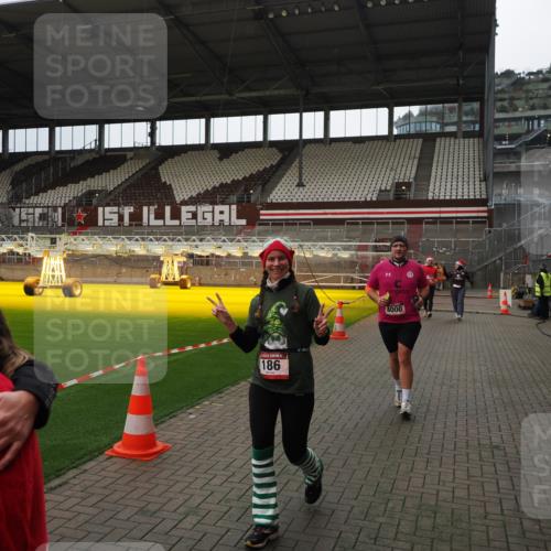 07.12.2025 - St. Pauli X-Mass-Run No. 15 Fabian Wolf http://msf.ph/oto/9399888 07.12.2025 11:03:27 Ziel 61, 64, 102, 109, 186, 853, 1850 meine-sportfotos.de