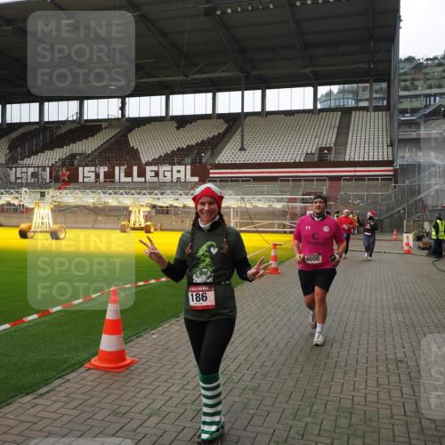 07.12.2025 - St. Pauli X-Mass-Run No. 15 Fabian Wolf http://msf.ph/oto/9399889 07.12.2025 11:03:27 Ziel 61, 64, 102, 109, 186, 853, 1850 meine-sportfotos.de