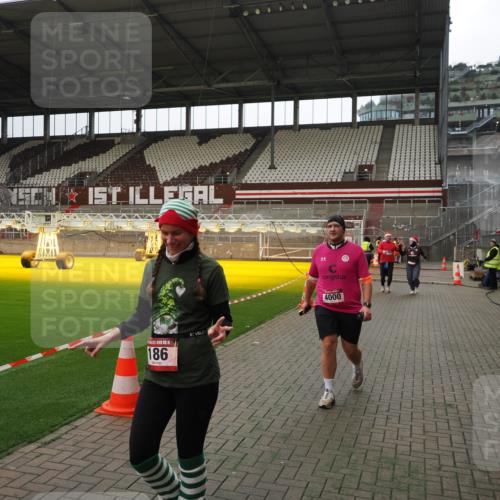 07.12.2025 - St. Pauli X-Mass-Run No. 15 Fabian Wolf http://msf.ph/oto/9399891 07.12.2025 11:03:27 Ziel 61, 64, 102, 109, 186, 853, 1850 meine-sportfotos.de