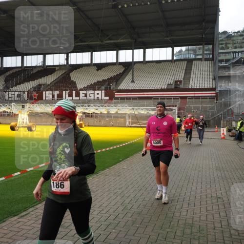 07.12.2025 - St. Pauli X-Mass-Run No. 15 Fabian Wolf http://msf.ph/oto/9399892 07.12.2025 11:03:27 Ziel 61, 64, 102, 109, 186, 853, 1850 meine-sportfotos.de