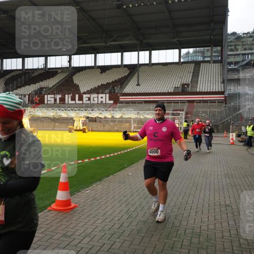 07.12.2025 - St. Pauli X-Mass-Run No. 15 Fabian Wolf http://msf.ph/oto/9399894 07.12.2025 11:03:28 Ziel 61, 64, 102, 109, 186, 853, 1850 meine-sportfotos.de