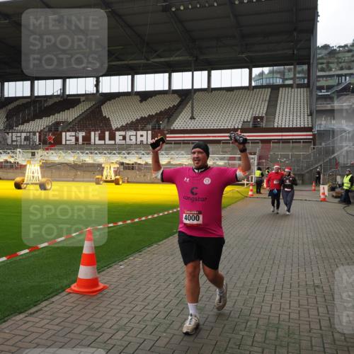 07.12.2025 - St. Pauli X-Mass-Run No. 15 Fabian Wolf http://msf.ph/oto/9399896 07.12.2025 11:03:28 Ziel 61, 64, 102, 109, 186, 853, 1850 meine-sportfotos.de