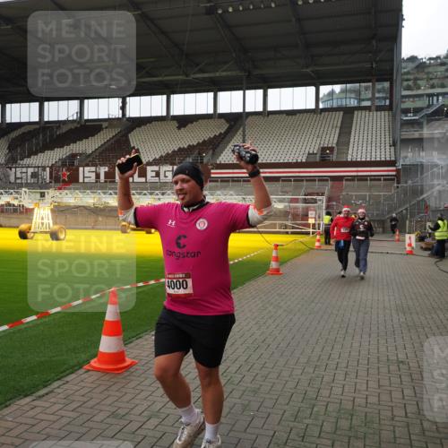 07.12.2025 - St. Pauli X-Mass-Run No. 15 Fabian Wolf http://msf.ph/oto/9399899 07.12.2025 11:03:29 Ziel 61, 64, 102, 109, 186, 853, 1850 meine-sportfotos.de