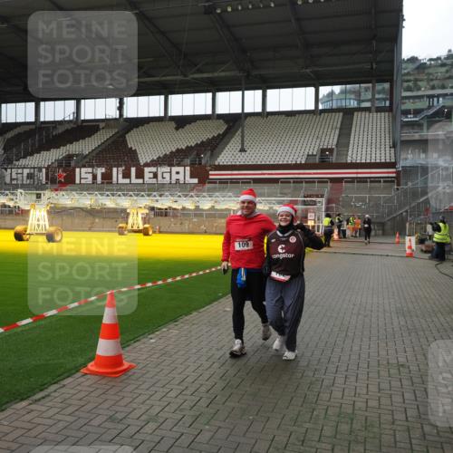07.12.2025 - St. Pauli X-Mass-Run No. 15 Fabian Wolf http://msf.ph/oto/9399901 07.12.2025 11:03:32 Ziel 61, 64, 102, 109, 186, 1850 meine-sportfotos.de