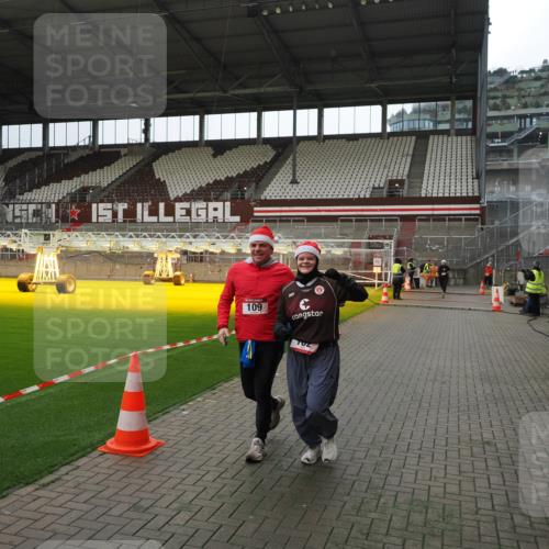 07.12.2025 - St. Pauli X-Mass-Run No. 15 Fabian Wolf http://msf.ph/oto/9399903 07.12.2025 11:03:32 Ziel 61, 64, 102, 109, 186, 1850 meine-sportfotos.de