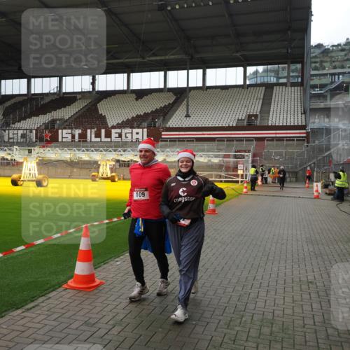 07.12.2025 - St. Pauli X-Mass-Run No. 15 Fabian Wolf http://msf.ph/oto/9399904 07.12.2025 11:03:32 Ziel 61, 64, 102, 109, 186, 1850 meine-sportfotos.de
