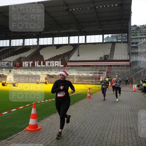 07.12.2025 - St. Pauli X-Mass-Run No. 15 Fabian Wolf http://msf.ph/oto/9399911 07.12.2025 11:03:40 Ziel 102, 109, 297, 505, 514, 1551 meine-sportfotos.de