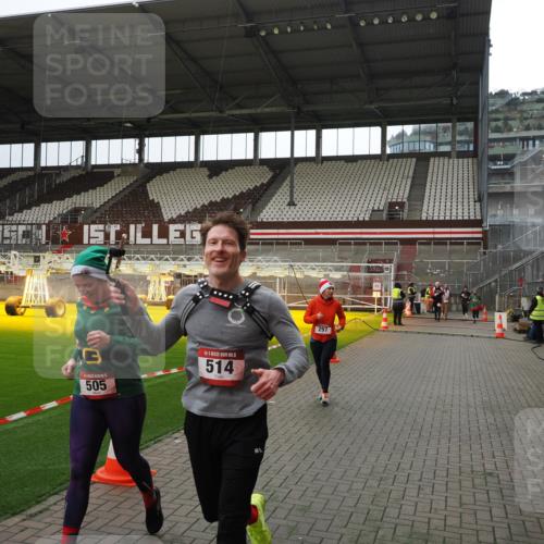 07.12.2025 - St. Pauli X-Mass-Run No. 15 Fabian Wolf http://msf.ph/oto/9399920 07.12.2025 11:03:44 Ziel 297, 505, 514, 1551 meine-sportfotos.de