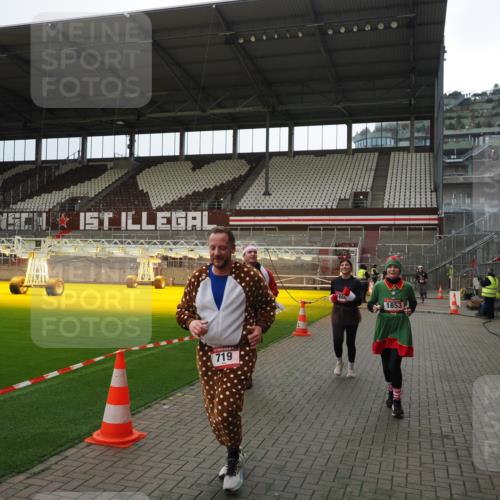 07.12.2025 - St. Pauli X-Mass-Run No. 15 Fabian Wolf http://msf.ph/oto/9399929 07.12.2025 11:03:52 Ziel 297, 505, 514, 719, 1551, 1853, 1857, 1860 meine-sportfotos.de