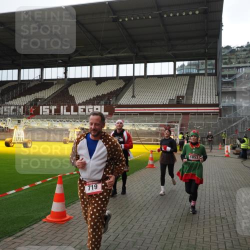 07.12.2025 - St. Pauli X-Mass-Run No. 15 Fabian Wolf http://msf.ph/oto/9399930 07.12.2025 11:03:53 Ziel 222, 297, 505, 514, 719, 1551, 1853, 1857, 1860 meine-sportfotos.de