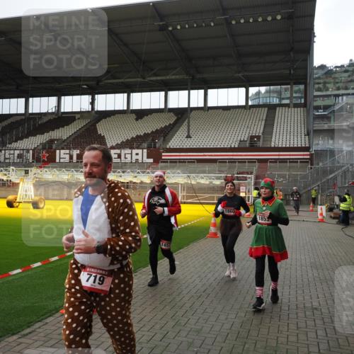07.12.2025 - St. Pauli X-Mass-Run No. 15 Fabian Wolf http://msf.ph/oto/9399931 07.12.2025 11:03:53 Ziel 222, 297, 505, 514, 719, 1551, 1853, 1857, 1860 meine-sportfotos.de