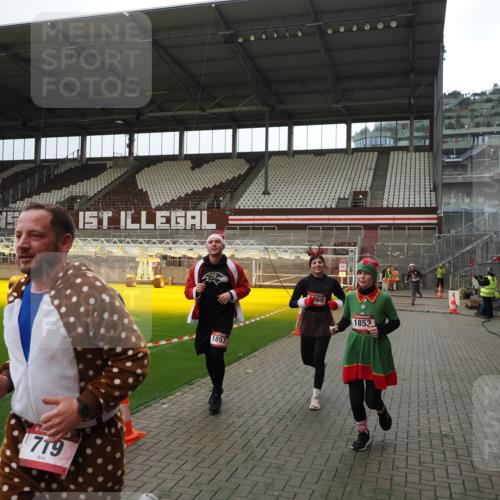 07.12.2025 - St. Pauli X-Mass-Run No. 15 Fabian Wolf http://msf.ph/oto/9399932 07.12.2025 11:03:53 Ziel 222, 297, 505, 514, 719, 1551, 1853, 1857, 1860 meine-sportfotos.de