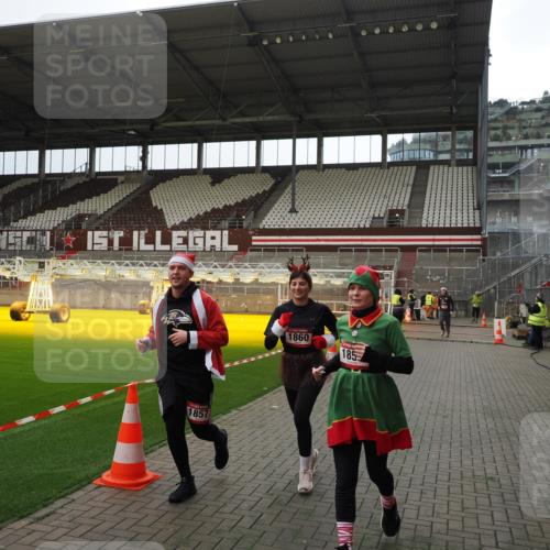 07.12.2025 - St. Pauli X-Mass-Run No. 15 Fabian Wolf http://msf.ph/oto/9399935 07.12.2025 11:03:54 Ziel 222, 297, 505, 514, 719, 1853, 1857, 1860 meine-sportfotos.de