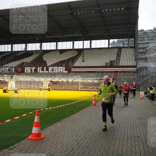 07.12.2025 - St. Pauli X-Mass-Run No. 15 Fabian Wolf http://msf.ph/oto/9399946 07.12.2025 11:04:04 Ziel 215, 216, 222, 432, 719, 764, 1853, 1854, 1856, 1857, 1860 meine-sportfotos.de
