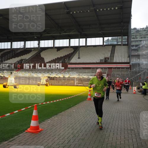 07.12.2025 - St. Pauli X-Mass-Run No. 15 Fabian Wolf http://msf.ph/oto/9399947 07.12.2025 11:04:05 Ziel 215, 216, 222, 432, 719, 734, 764, 1200, 1853, 1854, 1856, 1857, 1860 meine-sportfotos.de