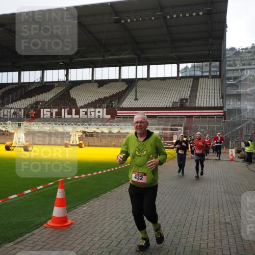07.12.2025 - St. Pauli X-Mass-Run No. 15 Fabian Wolf http://msf.ph/oto/9399950 07.12.2025 11:04:05 Ziel 215, 216, 222, 432, 719, 734, 764, 1200, 1853, 1854, 1856, 1857, 1860 meine-sportfotos.de