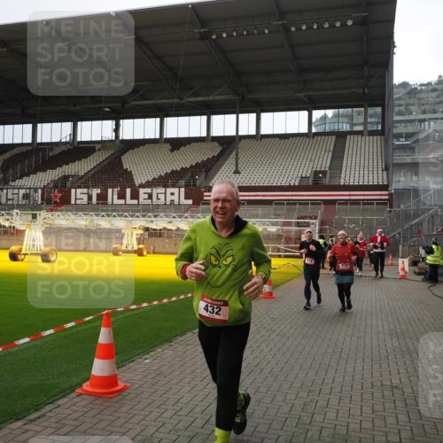 07.12.2025 - St. Pauli X-Mass-Run No. 15 Fabian Wolf http://msf.ph/oto/9399951 07.12.2025 11:04:05 Ziel 215, 216, 222, 432, 719, 734, 764, 1200, 1853, 1854, 1856, 1857, 1860 meine-sportfotos.de