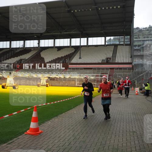 07.12.2025 - St. Pauli X-Mass-Run No. 15 Fabian Wolf http://msf.ph/oto/9399954 07.12.2025 11:04:07 Ziel 215, 216, 222, 432, 734, 764, 1200, 1252, 1254, 1854, 1856 meine-sportfotos.de