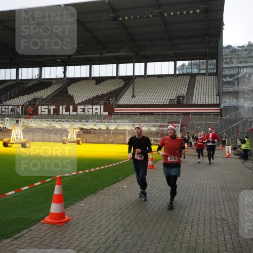 07.12.2025 - St. Pauli X-Mass-Run No. 15 Fabian Wolf http://msf.ph/oto/9399955 07.12.2025 11:04:07 Ziel 215, 216, 222, 432, 734, 764, 1200, 1252, 1254, 1854, 1856 meine-sportfotos.de