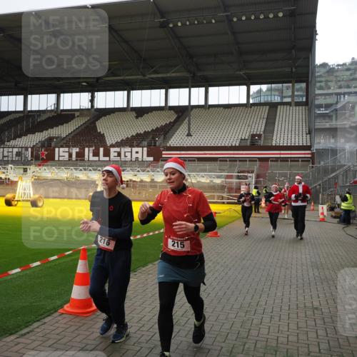 07.12.2025 - St. Pauli X-Mass-Run No. 15 Fabian Wolf http://msf.ph/oto/9399960 07.12.2025 11:04:08 Ziel 215, 216, 222, 432, 734, 764, 1200, 1252, 1254, 1401, 1695, 1854, 1856 meine-sportfotos.de