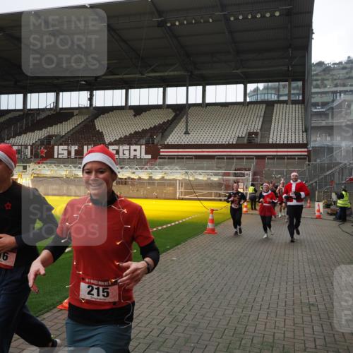 07.12.2025 - St. Pauli X-Mass-Run No. 15 Fabian Wolf http://msf.ph/oto/9399961 07.12.2025 11:04:09 Ziel 215, 216, 222, 432, 734, 764, 1200, 1252, 1254, 1401, 1695, 1854, 1856 meine-sportfotos.de